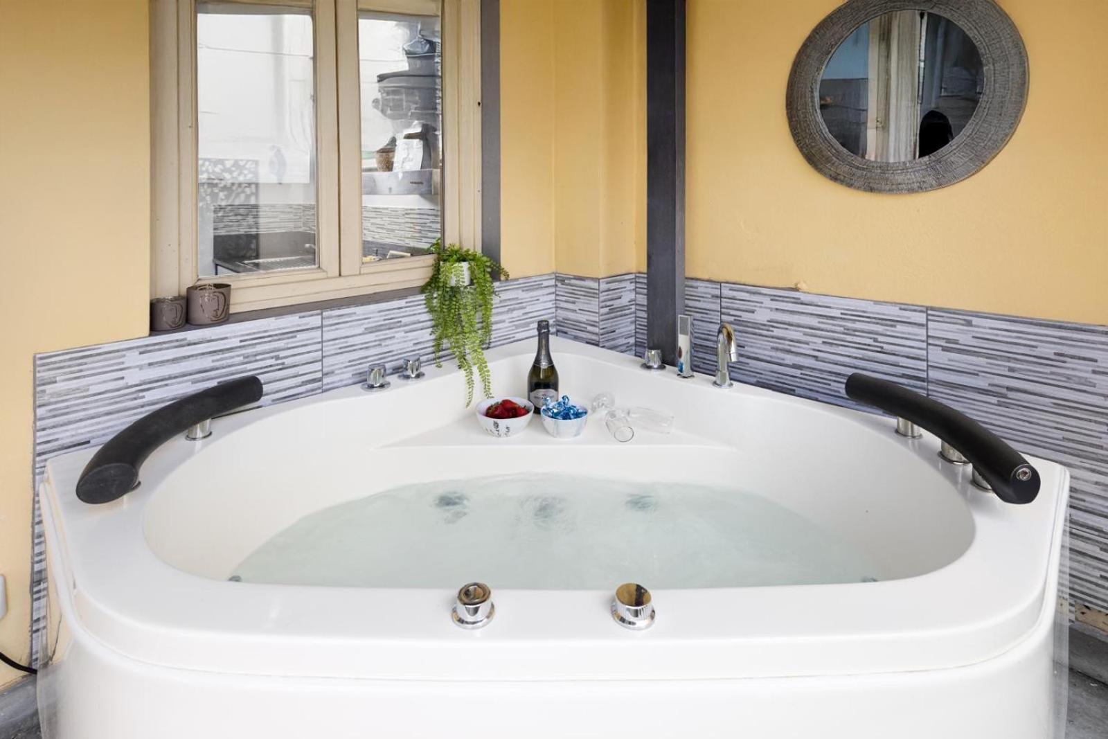 Nadia's Lovely - With Private Garden And Jacuzzi Apartment